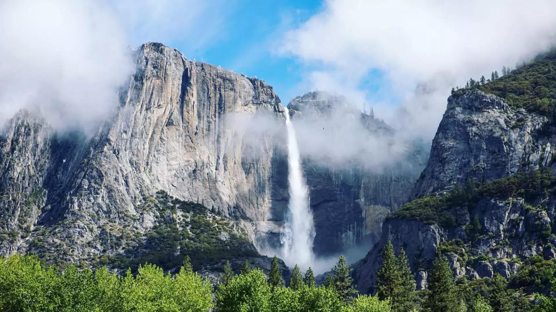 约塞米蒂国家公园的约塞米蒂瀑布(Yosemite Falls).