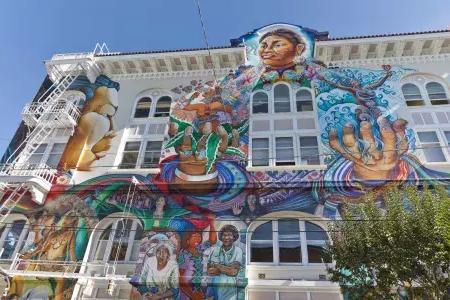 丰富多彩的, large-scale mural covers the side of the Women's Building in San Francisco's Mission District.