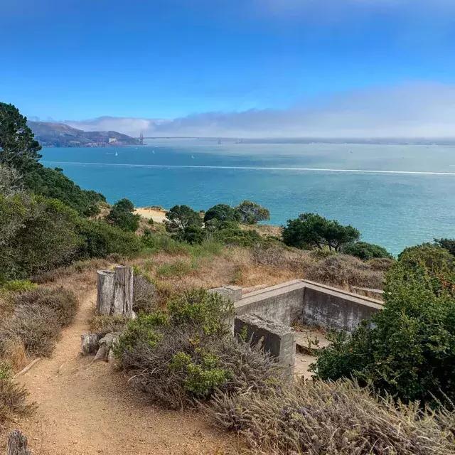 Campground at Angel Isl和 State Park, overlooking the San Francisco Bay 和 Golden Gate Bridge